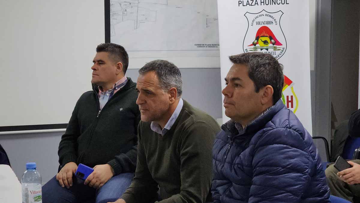 El ministro de Energía, Alejandro Monteiro, se sumó al comité de emergencias de Plaza Huincul. (Gentileza).-