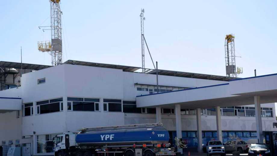 YPF es una de las petroleras que ya solicitaron el retiro de los carteles con el código QR. Foto: Matías Subat.
