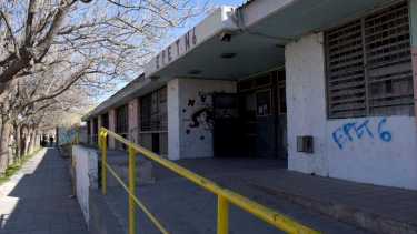 La semana pasada se hizo viral una foto donde un grupo de chicos se encontraba afuera de la escuela y uno de ellos tenía un arma, aunque aseguran que se trataba de un juguete. Foto: (Archivo) Matías Subat