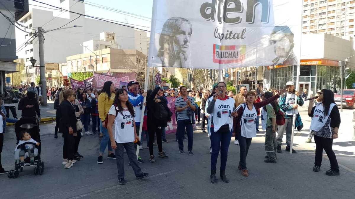 Aten capital fue una de las organizaciones que convocó a la marcha de este lunes. en Neuquén. (Foto archivo Yamil Regules).-