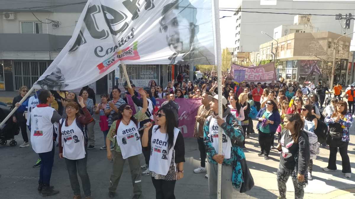 Aten capital fue una de las organizaciones que convocó a la marcha de este lunes. en Neuquén. (Foto archivo Yamil Regules)
