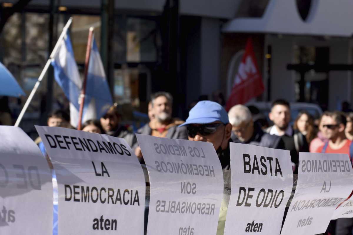 En la región, los militantes salieron a la calle para pedir un freno a los discursos de odio y para defender la democracia. (Foto archivo: Matías Subat)
