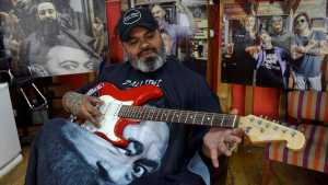 Ciro, Eruca y Kapanga entre tijeras y guitarras: la peluquería de Neuquén que le corta a rockstars