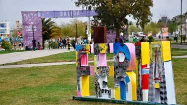 La artista plástica Daniela Pannese se encargó este año de dejar su impronta en las letras de la novena feria (foto Matías Subat)