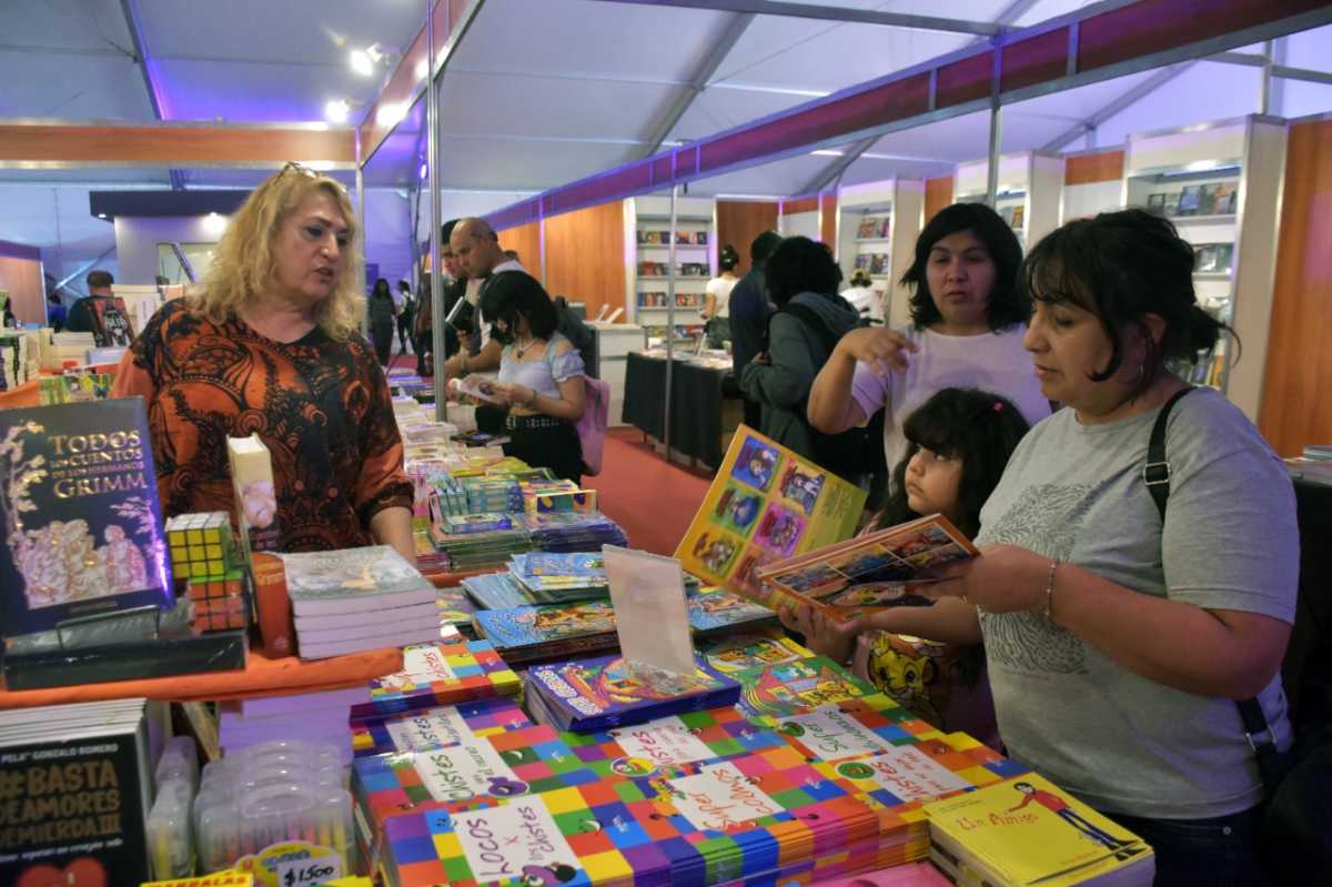 La Feria del Libro en Neuquén viene siendo muy convocante. Foto: Yamil Regules