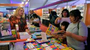 Feria del Libro en Neuquén: grilla de escritores y presentaciones este lunes