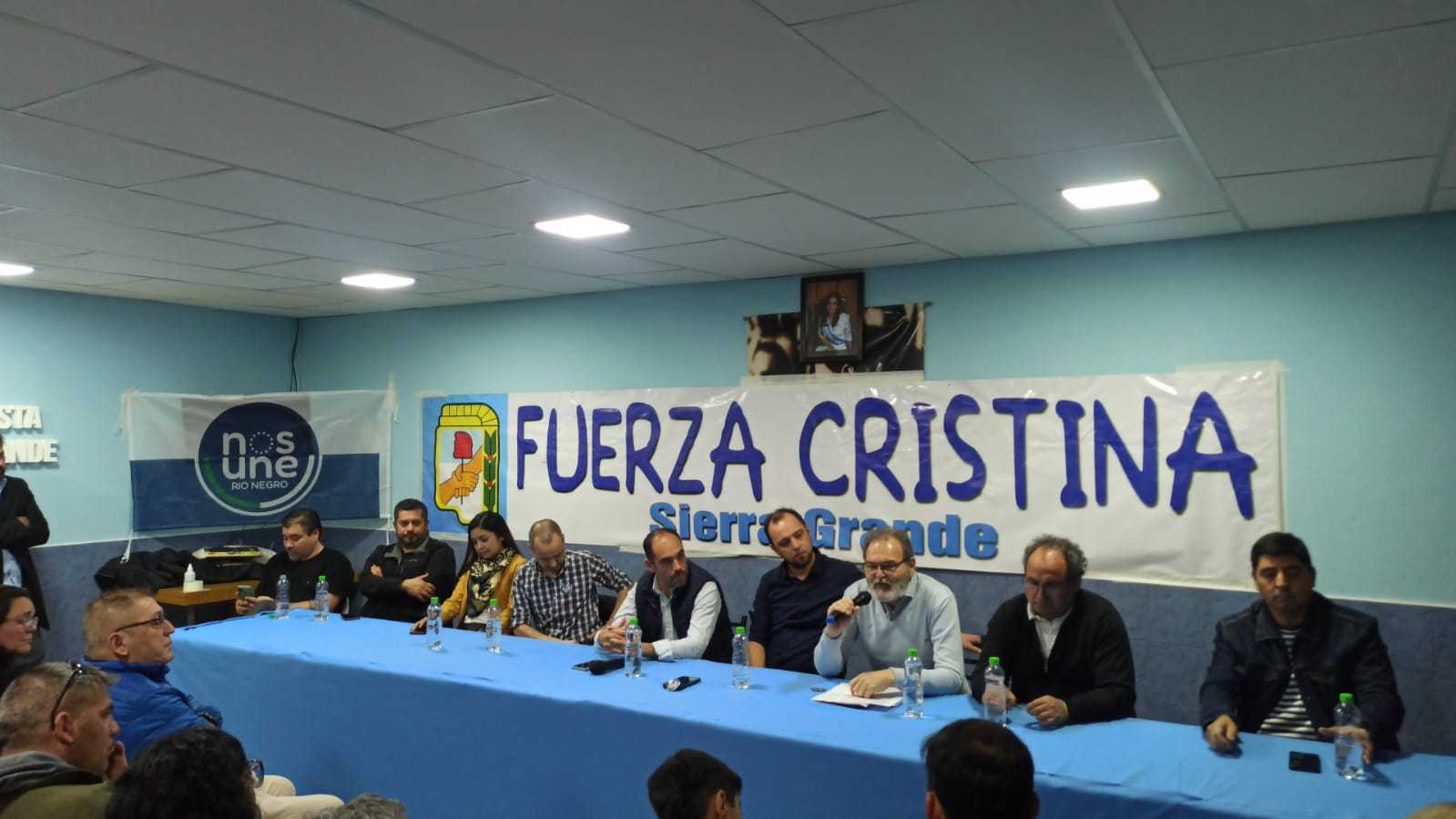 Legisladores y dirigentes del PJ, con Tamburrini, en la Unidad Básica de Sierra Grande. Foto Gentileza