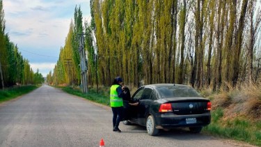 La policía realiza controles de identificación personas y verificación de vehículos en Regina. (Foto gentileza)