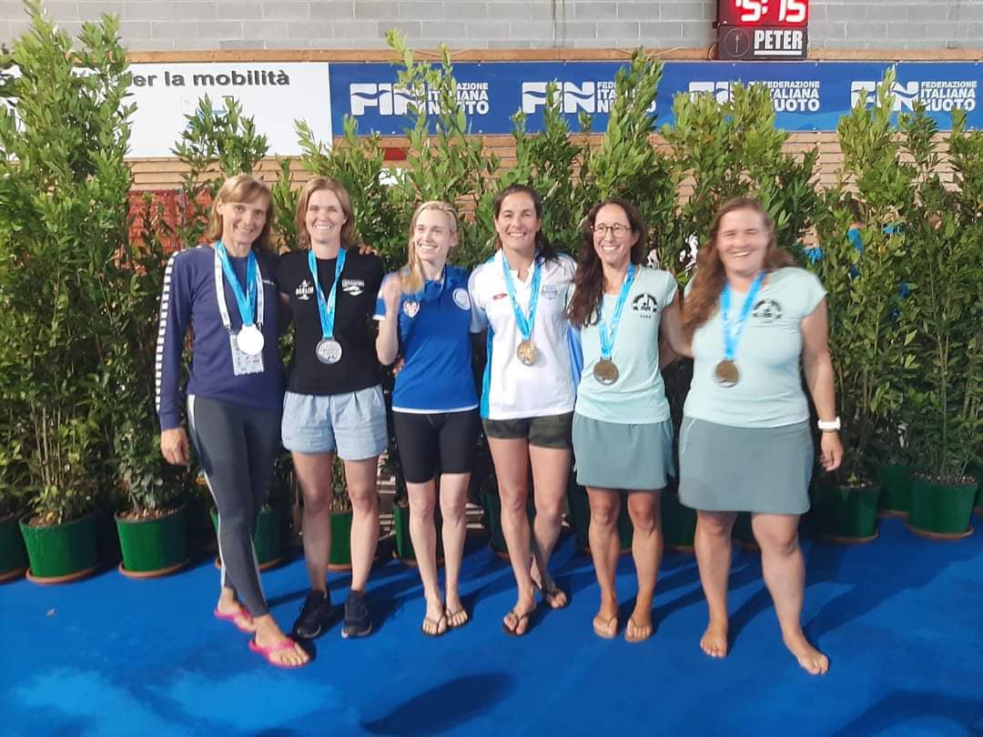Mariela Aliborton (la cuarta de izquierda a derecha) ya obtuvo una medalla de oro en el mundial de salvataje deportivo que se realiza en Italia