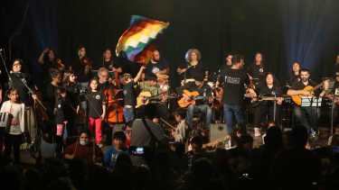 Hoy, la orquesta trasciende el
ámbito musical, para generar grandes impactos en los ámbitos familiares y
culturales, convirtiéndose además en un espacio de prevención, de promoción,
un espacio de encuentro e identificación. 