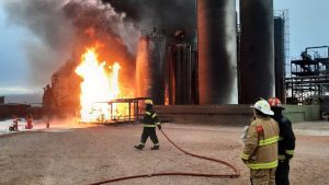 Después del incendio en la refinería de Plaza Huincul, bomberos negocian con Koopmann más fondos
