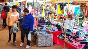 Comerciantes de Neuquén se declaran en alerta por la aparición de ferias ilegales