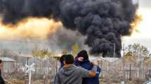 Imagen de Evacuación de escuelas por el incendio en la refinería NAO de Plaza Huincul, que dejó tres muertos