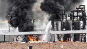 Explosión e incendio en la refinería de Plaza Huincul en 16 fotos