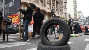 Una de las principales fábricas de neumáticos anunció un «cierre temporal» en Argentina