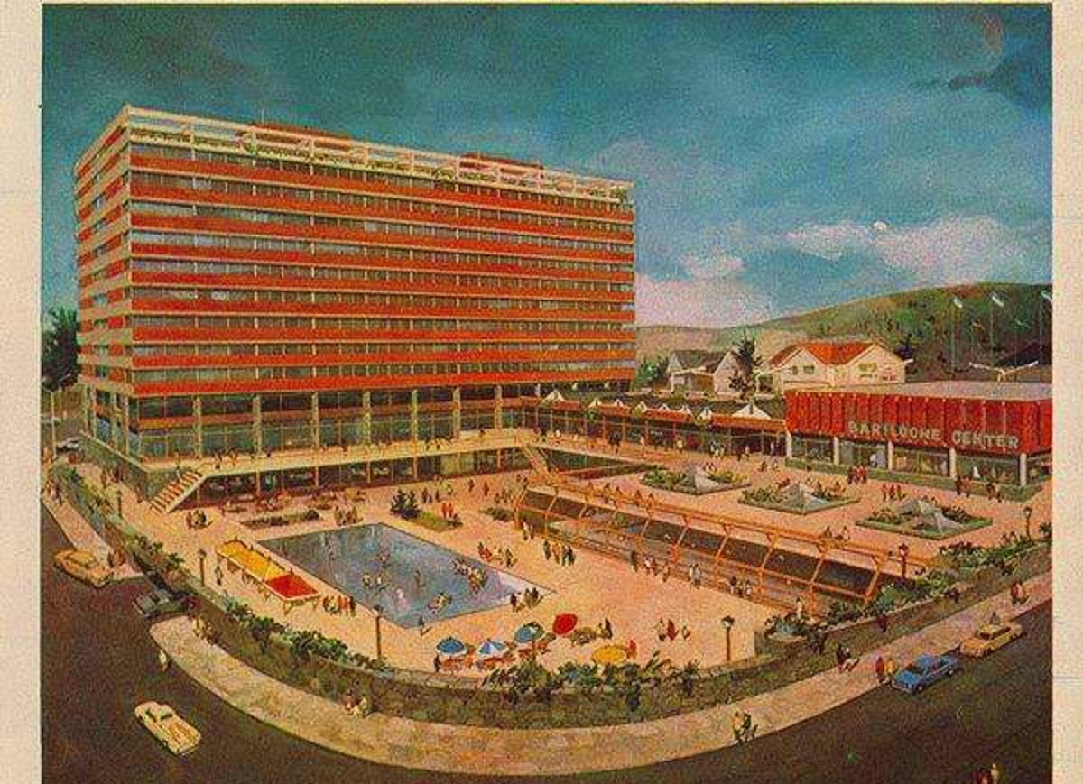 El edificio Bariloche Center fue ideado con una piscina externa. Quedó inaugurado en julio de 1972. Imagen recorte publicidad de la época