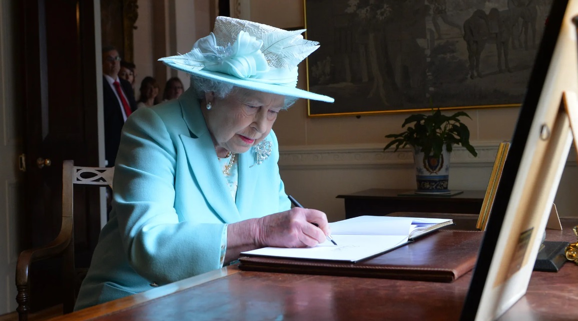 Dorante Day asegura que le envió varias cartas a la Reina Isabel II.-