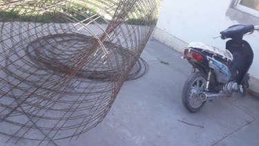 La malla cima fue descartada por los dos hombres frente a un domicilio. 