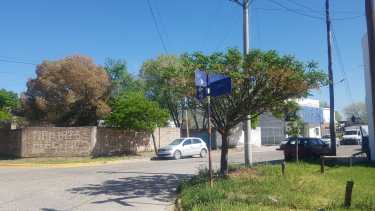 En el interior del taller, la policía descubrió al hombre que ingresó para robar. (Foto Néstor Salas)