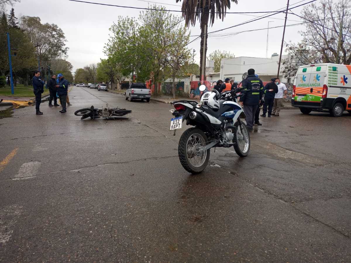 Un motociclista tuvo que ser asistido por personal del Siarme, tras protagonizar un accidente en el canalito de Roca. Foto Rodrigo Sandoval.