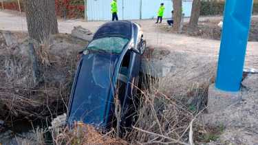Perdió el control de su auto y cayó a una acequia a metros de la Ruta 22 en Roca
