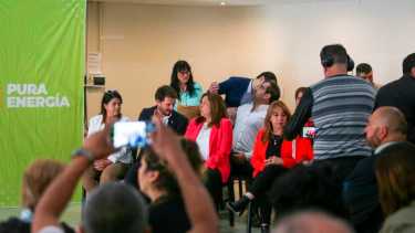 La gobernadora tuvo un paso fugaz por la ceremonia, dada la inminente llegada de Fernández. Foto Juan Thomes