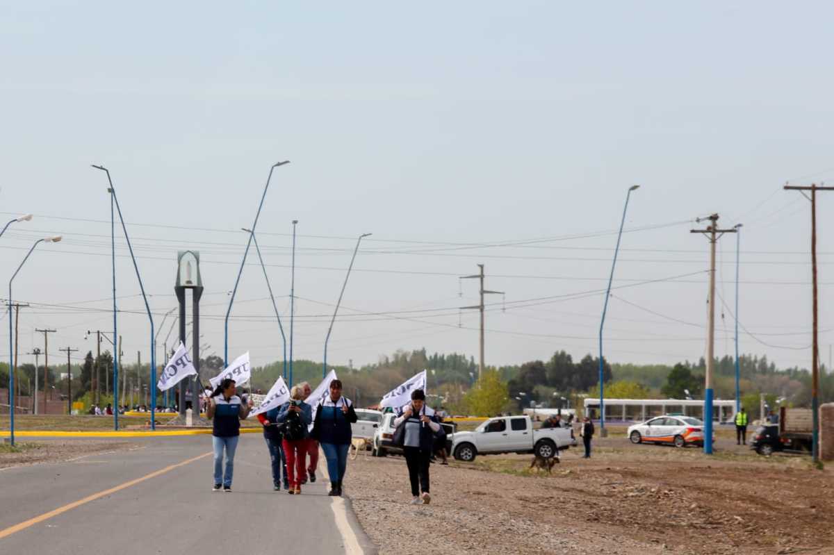 Algunos trabajadores lograron cruzar el primer anillo de seguridad pero luego Gendarmería detuvo la marcha unos 500 metros antes de llegar al aeropuerto. (foto: Juan Thomes)
