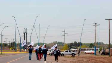 Algunos trabajadores lograron cruzar el primer anillo de seguridad pero luego Gendarmería detuvo la marcha unos 500 metros antes de llegar al aeropuerto. (foto: Juan Thomes)