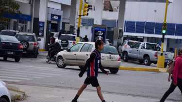 En las estaciones de la ciudad ya se registraron largas filas de vehículos. Foto César Izza