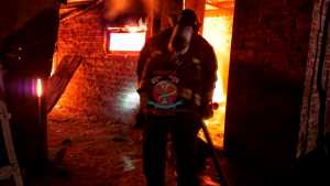 Combaten incendio de dos viviendas en un barrio de Roca