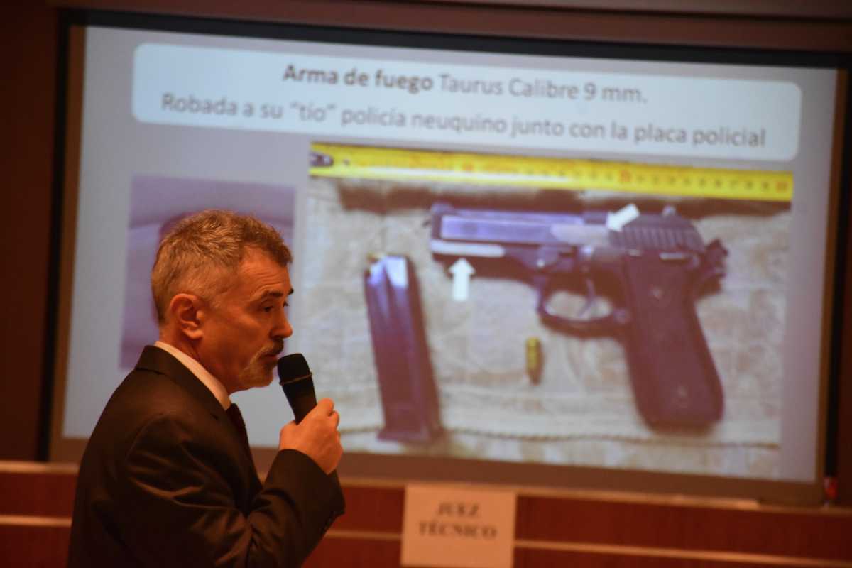 El arma homicida en el juicio por el crimen de Claudia Casmuz, una mujer de 28 años de Roca asesinada en 2021. Foto: Cesar Izza (archivo). 