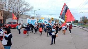 Los manifestantes entregaron un petitorio ante el Ministerio de Desarrollo de Río Negro. Foto César Izza