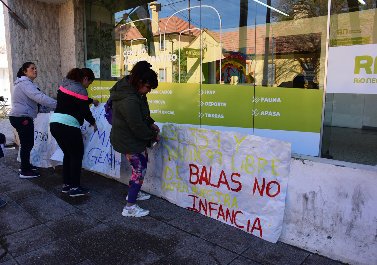 Seguridad y compromiso político fueron las demandas que expresaron las madres de los alumnos de la Escuela 357, ante la inseguridad de la zona norte de Roca. Foto Alejandro Carnevale.