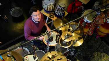 Este viernes, vuelve Ernesto Pugni con «Único circular», un show donde el jazz se cruza con el folclore latinoamericano