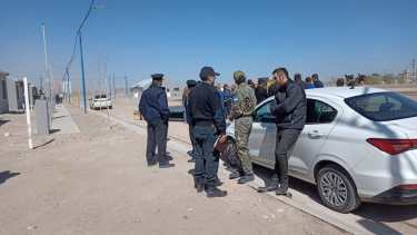Efectivos de distintas fuerzas de seguridad estaban reunidos esta mañana en el predio donde se inaugurarán las viviendas. Preparaban el operativo de seguridad. (foto: César Izza)