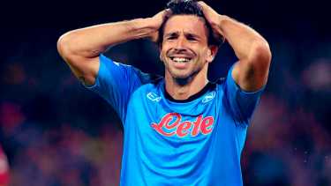 Gio no lo puede creer. El argentino facturó en la victoria parcial de Napoli sobre Liverpool. Foto: @championsleague