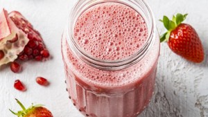 Cómo preparar un smoothie de frutos rojos y coco
