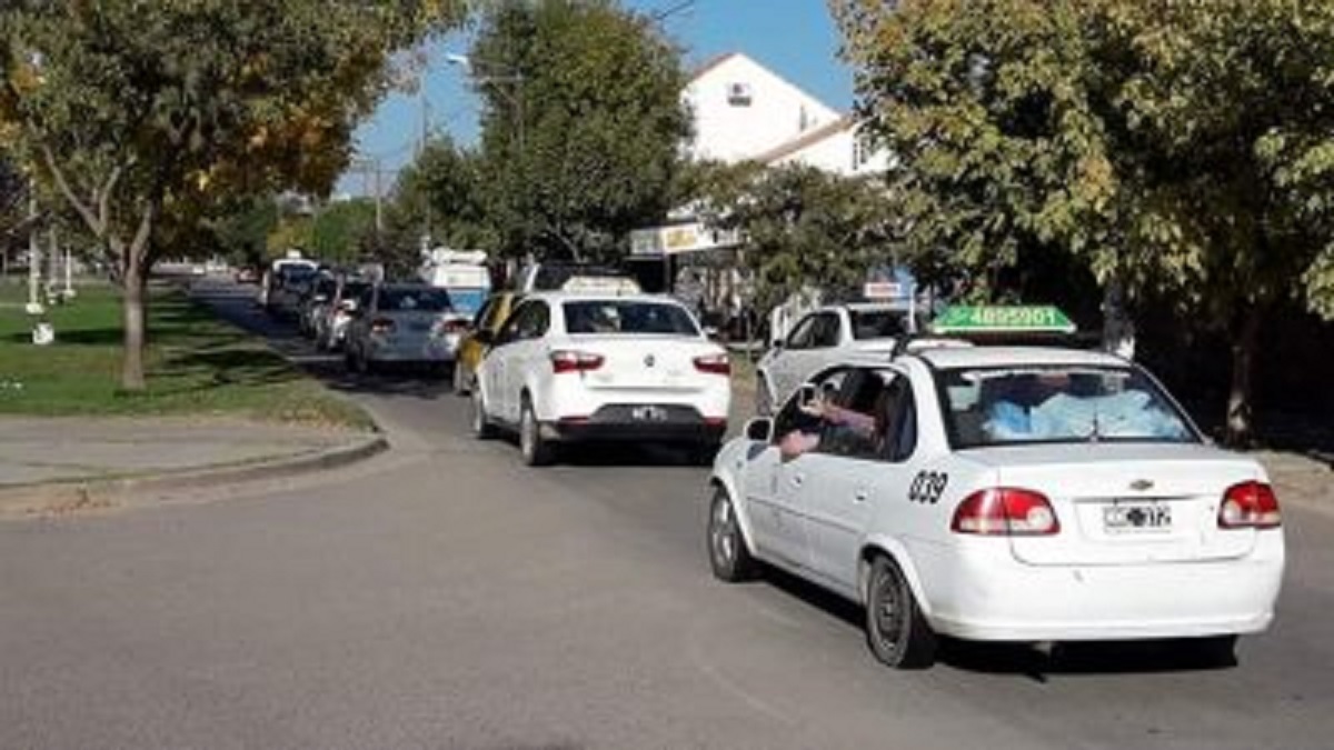 Informaron que este mes los taxis en Centenario aumentarán un 25% (Foto: Centenario).