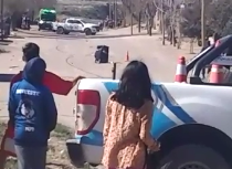 Personal policial cercó una de las calles donde apareció el artefacto sospechoso en Barrio Nuevo. Gentileza.
