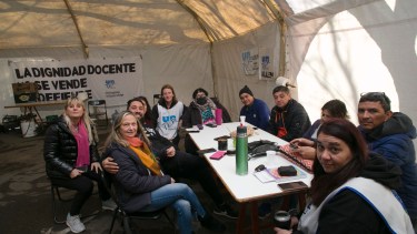 La representación de Unter, liderada por su secretaria general, Sandra Schieroni, persiste en el acampe. Foto: Pablo Leguizamon