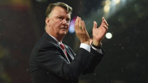 Insólito: en Países Bajos, Van Gaal entrena a sus arqueros con un DT de vóley
