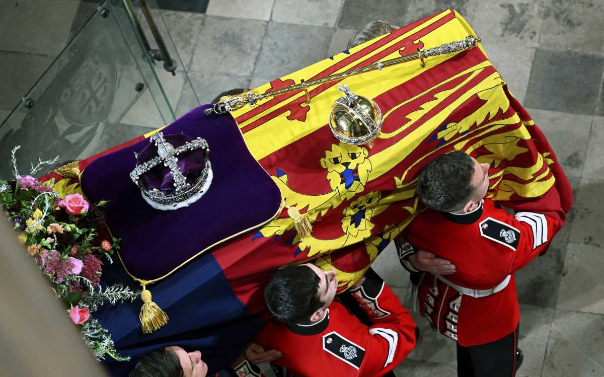 Los restos de la Reina Isabel llevan sus atributos de monarca por última vez. Foto: Gareth Cattermole Pool vía AP.-