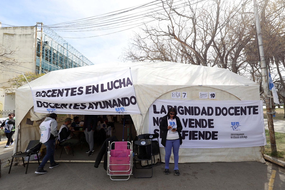 La Carpa de la Dignidad seguirá frente a la Casa de Gobierno. Foto: Marcelo Ochoa
