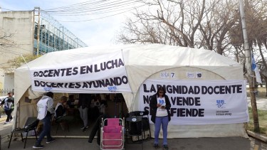 La Carpa de la Dignidad seguirá frente a la Casa de Gobierno. Foto: Marcelo Ochoa