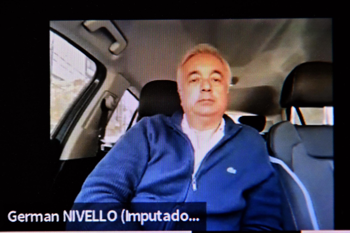 El ex funcionario Germán Nivello participó de la audiencia rionegrina desde su auto. Fotos captura pantalla