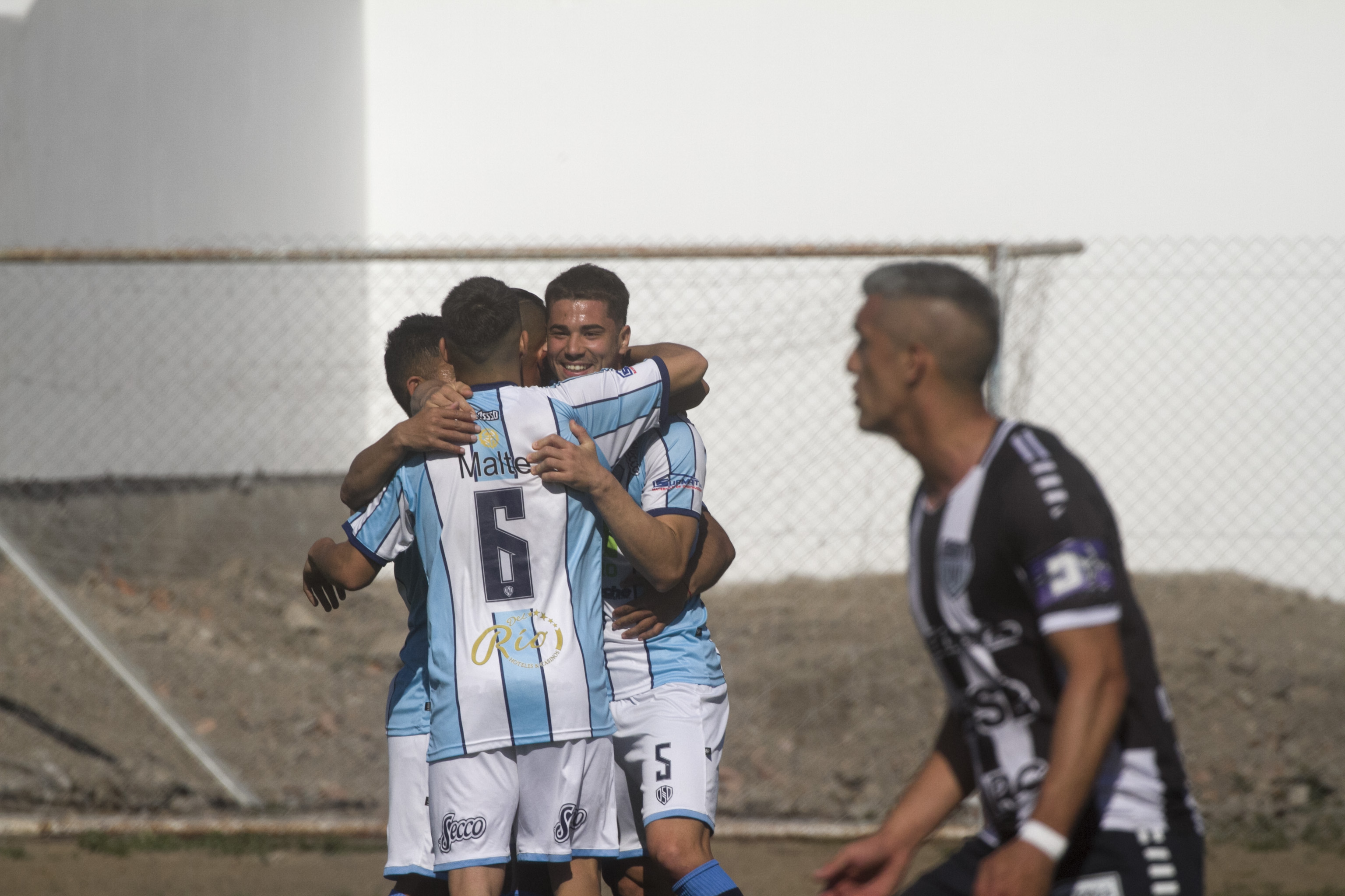 Federal A: Sol de Mayo goleó como local a Cipolletti en el duelo ...