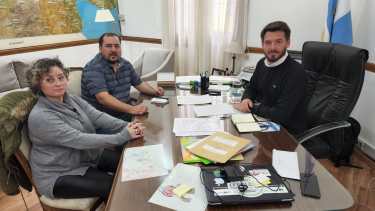 Esta mañana, el ministro Buteler y la conducción de ATE. Foto Gentileza