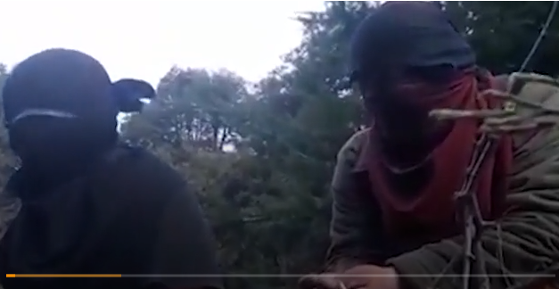 Dos personas encapuchadas reivindicaron en un video, que difundieron por redes sociales, la usurpación de La Cristalina, en Villa Mascardi. (captura de video)