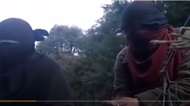 Dos personas encapuchadas reivindicaron en un video, que difundieron por redes sociales, la usurpación de La Cristalina, en Villa Mascardi. (captura de video)
