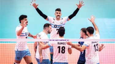 Con una gran actuación de  Facundo Conte y Bruno Lima, Argentina eliminó a Serbia. (Foto: Feva)